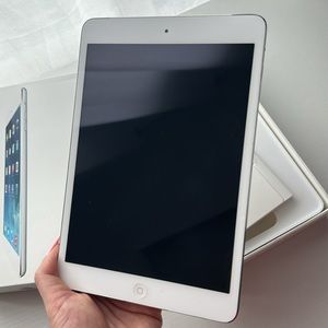 Apple IPad Mini 2 W/Michael Kors Sleeve Case